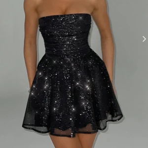 glittrig klänning - Köpte i december för att ha på nyår men den hann aldrig komma fram🥲 så helt oanvänd!💗skriv för bilder, säljer en likadan i röd också