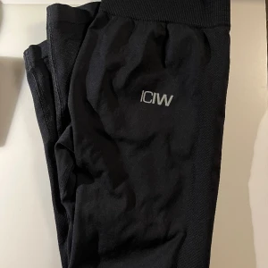Träningsbyxor ICIW - Säljer dessa jättefina träningstights från ICIW. Använda en gång men fick ett litet hål på knät men det gör säkert att laga. Nyskick. Hör av er vid frågor, tror nypris var runt 800kr.