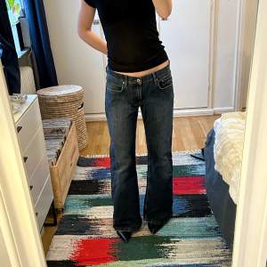 Jeans köpta secondhand från Tommy Hilfiger. Jättefint skick! Uppskattad storlek är 38. Midjemåttet är ca 40 cm mätt rakt över. 💓