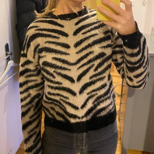 Stickad tröja från NA-KD - Säljer denna superfina tröja med borstad yta från NA-KD i storlek S. Tröjan är sparsamt använd!