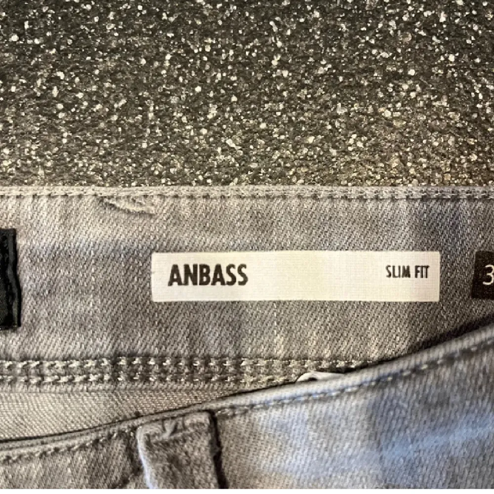 Riktigt snygga replay anbass jeans i nyskick, storlek w30 L34, skriv om du undrar något. Jeans & Byxor.