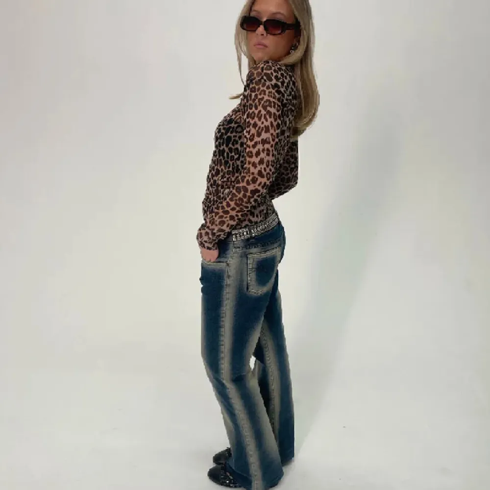 Skitsnygga byxor från 4o1sthlm!! Storlek; Midja (80cm), Innerbenslängd (75cm), totallängd (96,5cm). Blå, midrise, straight/baggy jeans med blekta detaljer. Modellen är 167 cm lång💞 KÖP. Jeans & Byxor.