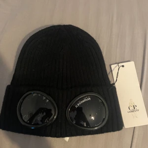 C.P company mössa - Säljer min jätte fina mössa har haft den sen jul men har aldrig använt den så den kommer inte till användning så vill sälja den