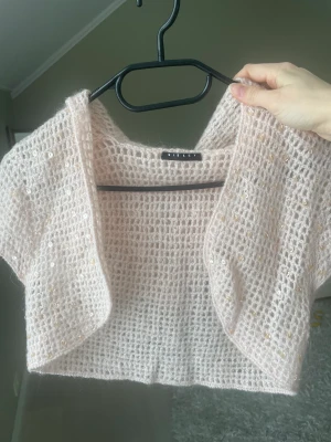 Bolero - As snygg bolero med paljetter och luva!!🎉