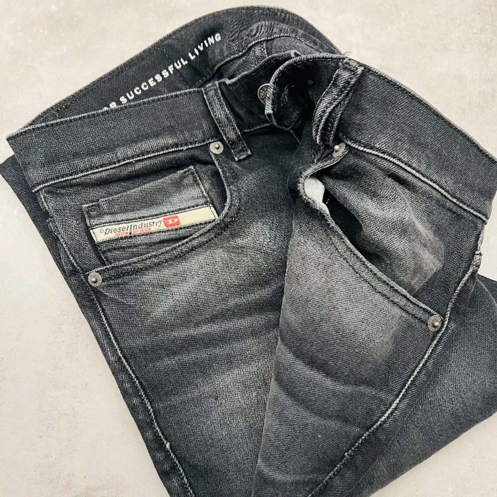 Helt nya Diesel-jeans (2019 D-strukt grå/svarta) säljes pga köpte fel storlek. Aldrig använda men med lapparna bortklippta. Nypris i Diesels webbshop 2400 kr.. Jeans & Byxor.