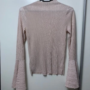 Blus  - Blus med volangarmar. Helt ny.