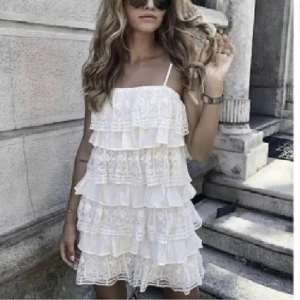 Klänning - Bra skick. Första bilden är lånad från internet. Storlek S. Köp gärna via KÖP NU.