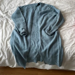 stickad kofta  - Jättefin stickad kofta som inte jommer till användning 