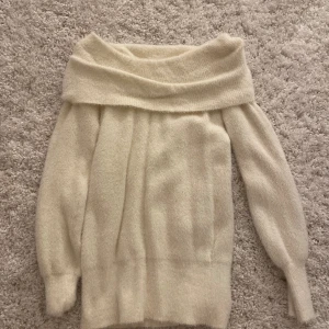 Off-shoulder tröja - Fin, knappt använd off-shoulder tröja💕 Inga defekter på tröjan, köparen står för frakt