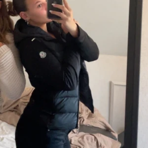 Monclar cardigan  - Super snygg monclar jacka men har fått en ny så säljer nu denna! 