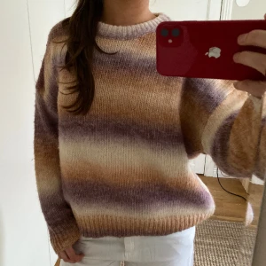 Stickad tröja - En stickad tröja i randigt fint mönster. Säljer då den inte kommer till användning. Fint skick!! 