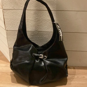 Väska  - Helt ny väska. 2 fack och ett dragkejafack.