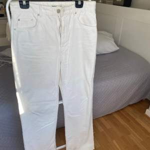 Säljer dessa raka vita jeans från Gina. Använda några enstaka gånger och är i stolek 40. Säljer för 60kr