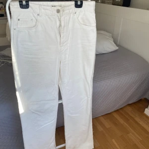 Vita jeans - Säljer dessa raka vita jeans från Gina. Använda några enstaka gånger och är i stolek 40. Säljer för 60kr