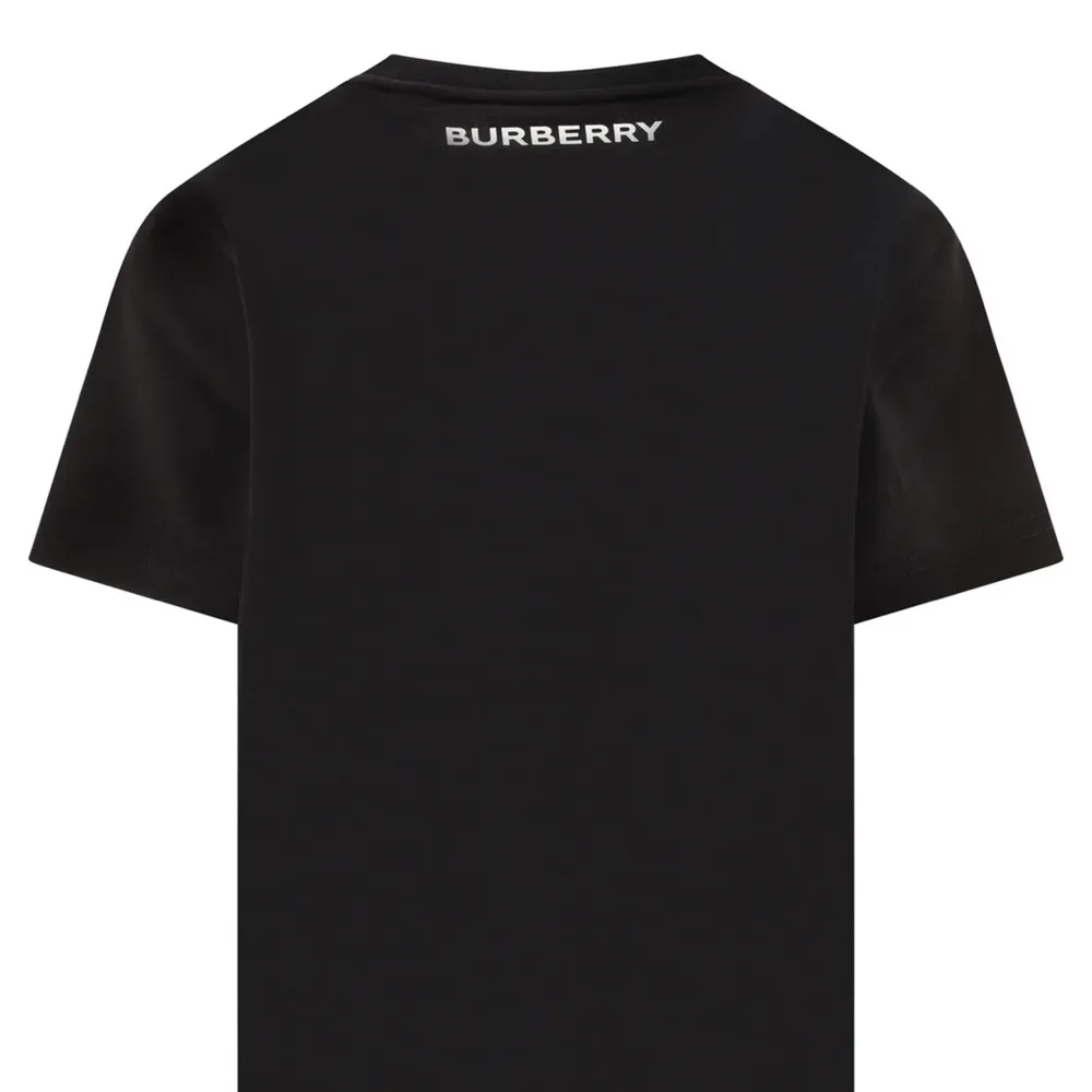 Säljer denna super snygga burberry T-shirten i barn storlek men passar XS! Självklart äkta  Från Nk!  Priset går att diskutera vid snabb affär!❤️. T-shirts.