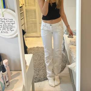 Säljer ett par riktigt snygga vita lågmidjade jeans som är långa i bena. Aldrig använda så i bra skick!!! 💗
