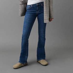 Jeans i modellen ”low Waist bootcut jeans” från Gina Tricot, säljer då dom är för små på mig, fint skick❤️jag är 165-167
