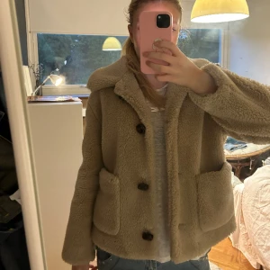 Teddy jacka - Så min päls/Teddy jacka. Super skick. Färgen synd bäst på andra bilden. Den är ljus beige.