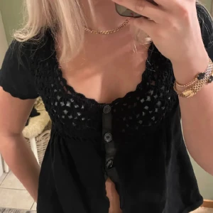 Topp/ kortarmad kofta - Kortarmad kofta stickad och virkad upptill