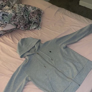 polo ralph lauren zip hoodie - polo ralph lauren zip hoodie. Skitsnygg!! Passar dig runt ca 170 lång Bra skick inga fläckar eller hål nånstans. Stolek S grå 