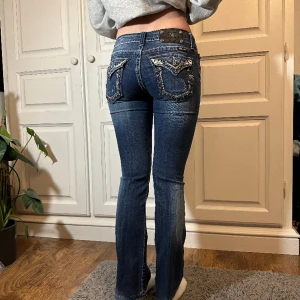 Miss Me jeans - Ursnygga bootcut jeans från Miss Me!😍 Jättefint skick! Strl 26. Lite stretch  Mått: Midja rakt över: 37-38 cm  Innerben: 77 cm Ytter: 95 cm