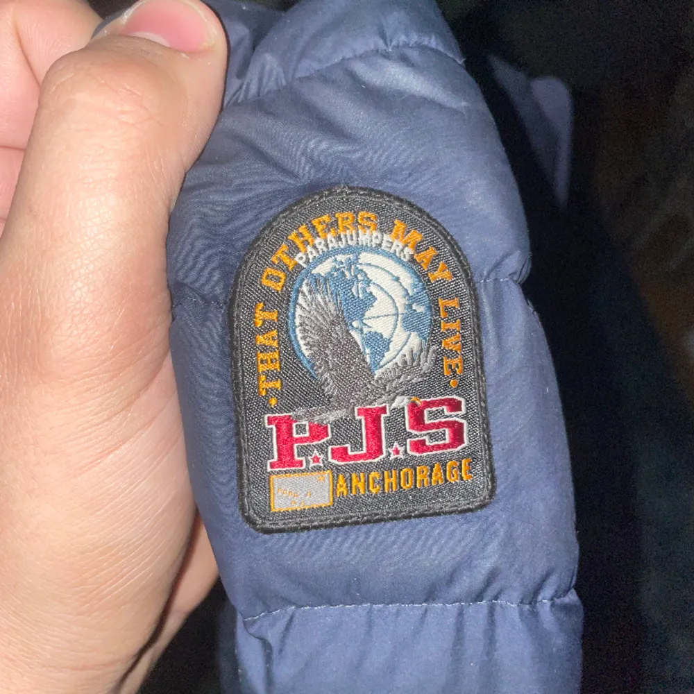 Hej! Nu har jag en Parajumpers jacka på försäljning! Det är storlek YM barn storlek! Jackan är använd i ok skick. Har inga tecken på skador eller hål!. Jackor.