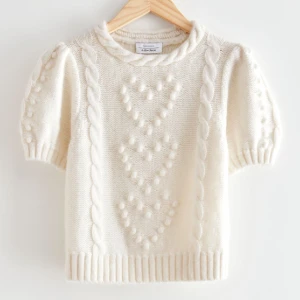 & other stories tröja  - Söt topp ifrån other stories, säljes för att den tyvärr inte kommer till användning💕💕 nypris cirka 800-900