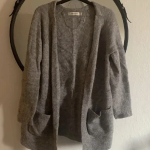 Kofta - Jättefin och skön kofta från Carin Wester. Nyskick.