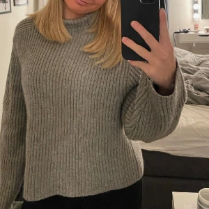 Stickad tröja  - Säljer denna stickade tröja då den inte kommer till användning, använd två gånger så skicket är nästintill nytt 