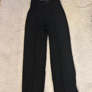 Kostymbyxor  - fina kostymbyxor, använda endast 1 gång då de är för långa på mig som är 158 