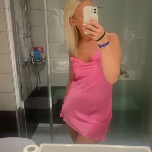 Siden klänning  - Jätte gullig siden klänning från bershka. Superfin till sommaren🩷