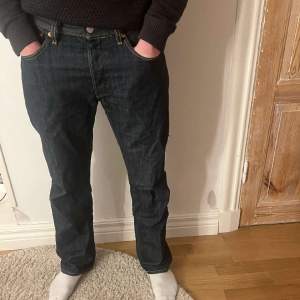 Snygga Levis jeans som är minimalt använda, har kommit till användning typ 8 gånger. Är lite för långa för modellen som är 172 cm.