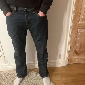 Levis 501 - Snygga Levis jeans som är minimalt använda, har kommit till användning typ 8 gånger. Är lite för långa för modellen som är 172 cm.