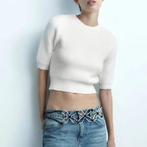 En superfin stickad tröja från Zara! Säljer då den inte kommer till användning, använd max 2/3 gånger🌟Inga fläckar eller defekter på💕