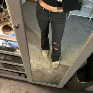 Hej! Säljer dessa sjukt snygga jeans med hål och slitningar från hunkydory. Midjan är avklippt vilket gör dom coola och unika. Priset kan diskuteras 🔥