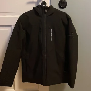 Sail Racing Jacka - Sprillans ny Sail Racing jacka i 10/10 skick | Näst intill oanvänd | Inga skavanker | Passar dig som är ca 170-177 cm lång | Nypris Ca: 3000kr | Mitt pris: 1300kr