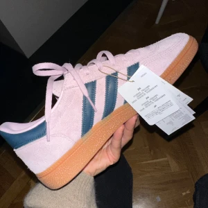 ADIDAS SPEZIAL PINK - Helt nya Adidas Spezial Pink i storlek 40. Kvitto finns, inköpta 2024.  