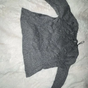 Grå H&M tröja 30 kr - Bra skick storlek L men sitter som S Köparen står för frakten