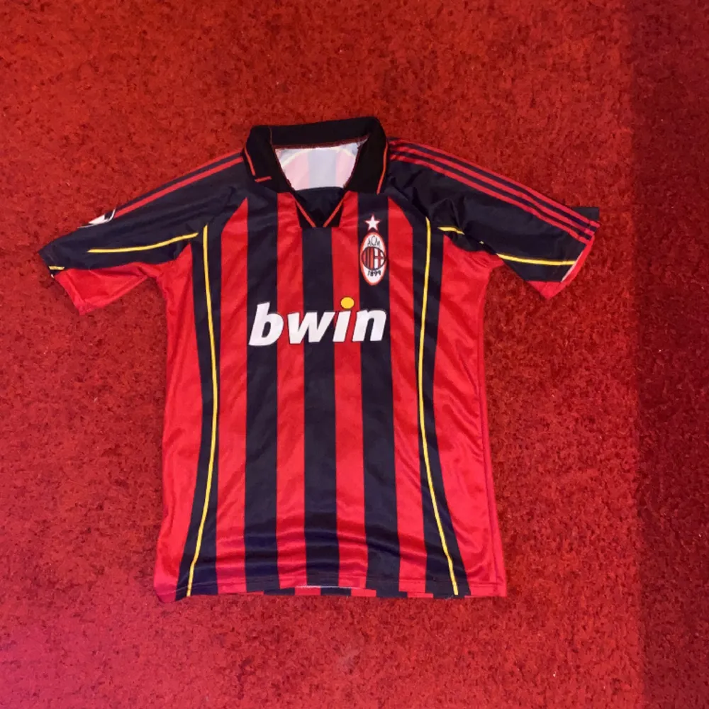 Ac Milan tröja med Inzaghi 9 på ryggen, låg kvalitet bra skick  Möts helst upp!. T-shirts.