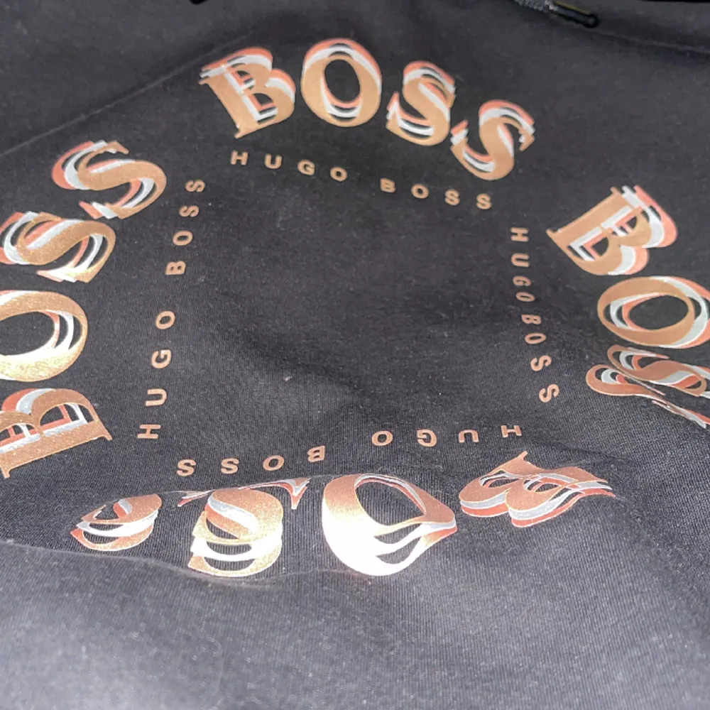 Jättefin Hugo boss hoodie, herr modell men jag själv köpte den för den satt jätte fint! Brons/sliver/guld text 😍 inga fel på den alls. Hoodies.