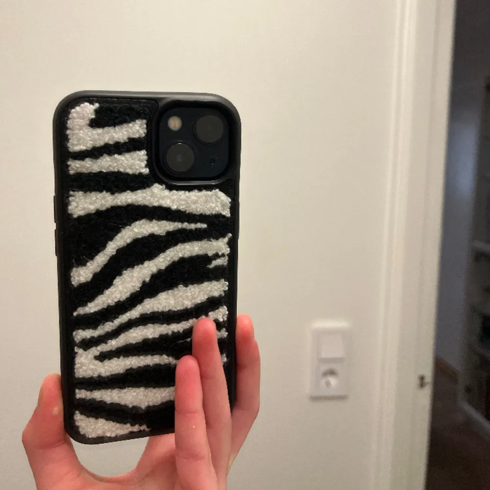 Mobilskal i zebra-mönster från mobello. Använt en gång och passar till iphone 13💗💗. Övrigt.