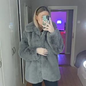 Pälsjacka från H&M - Använd fåtal gånger. 