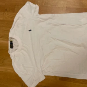 Ralph lauren t shirt - En schysst Ralph Laurent t shirt köpt i Ralph Laurent och aldrig använd bara testad så därför säljer jag den nu skick 10/10