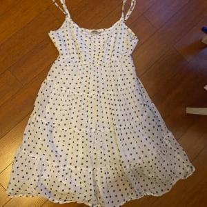 Prickig sommarklänning  - Den sitter löst, använd men ändå bra skick. Den har inga hål eller fläckar :)