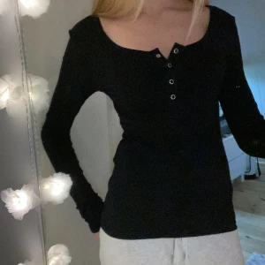 Svart långärmad - Assnygg svart tröja med fyra knappar💕 Sitter jättesnyggt och tajt (stretch material) Som ny🌸 ‼️kan vara pyttelite katthår på‼️