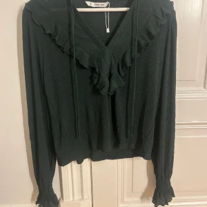 Blus - Säljer min blus från mango som inte kommer till användning. Köpt för cirka 300kr och pris går att diskuteras