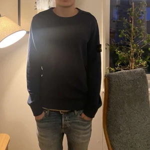 Stone Island - Säljer min snygga Stone island tröja som är köpt i NK för 3000. skicket är väldigt bra 9/10. Bara att skriva vid frågor och funderingar.