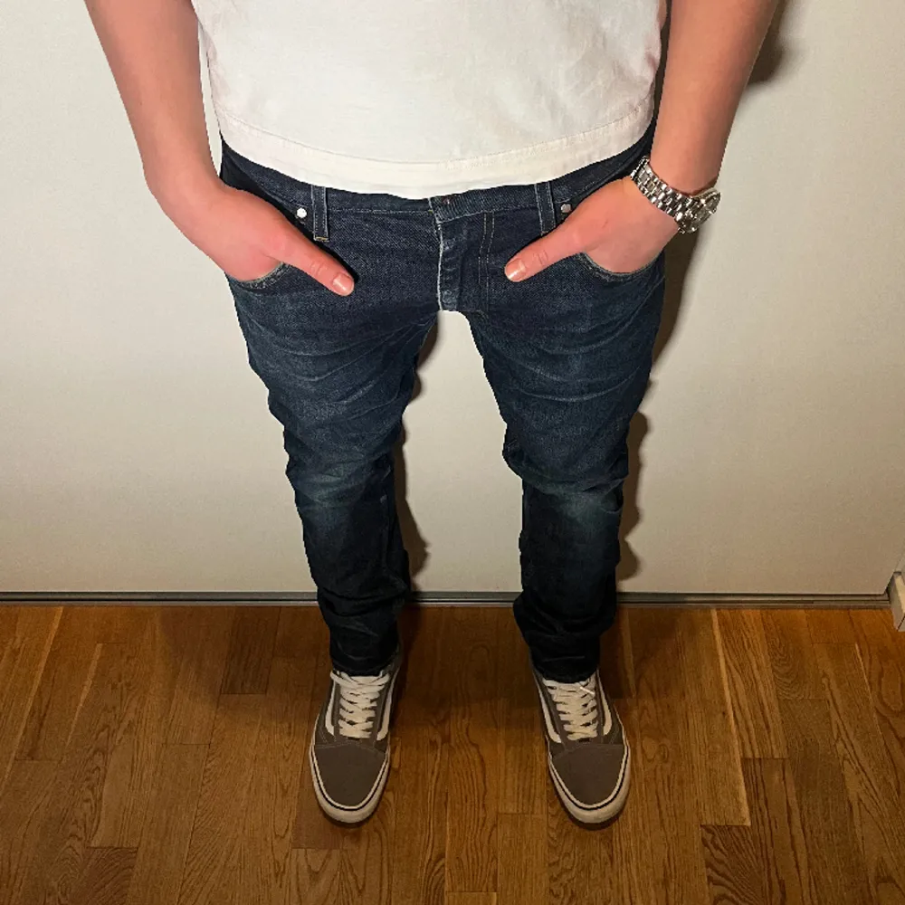 Jättefina jeans från märket crocker i sjukt najs färg och passform. Modellen på bilden är ca 183 cm. Kontakta oss för fler frågor eller funderingar!. Jeans & Byxor.