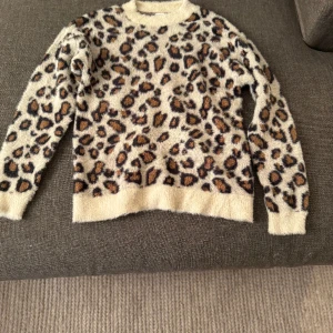 En svart och vitt tröja  - En helt ny leopard tjocktröja