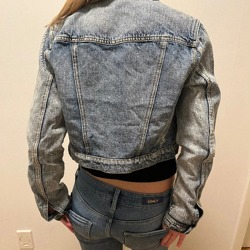 Säljer denna jättesnygga jeansjacka! Perfekt att ha nu till våren!💕. Jackor.